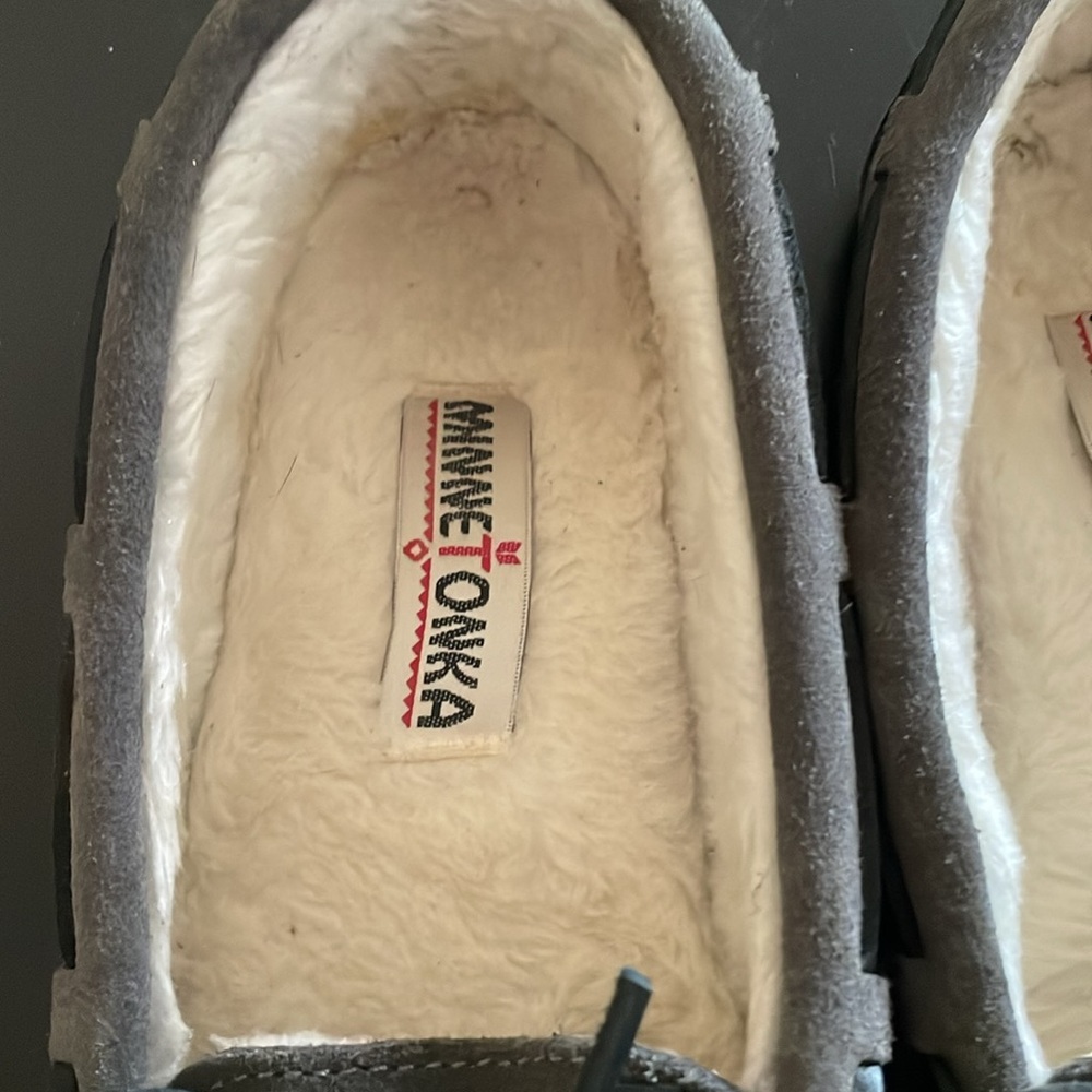 Minnetonka Grey Moccasin Shoe Sz 7 Leather Tie Exterior Side Front Sherpa Lining - Picture 8 of 13